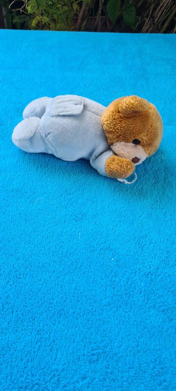 petit bébé ourson en grenouillère bleu