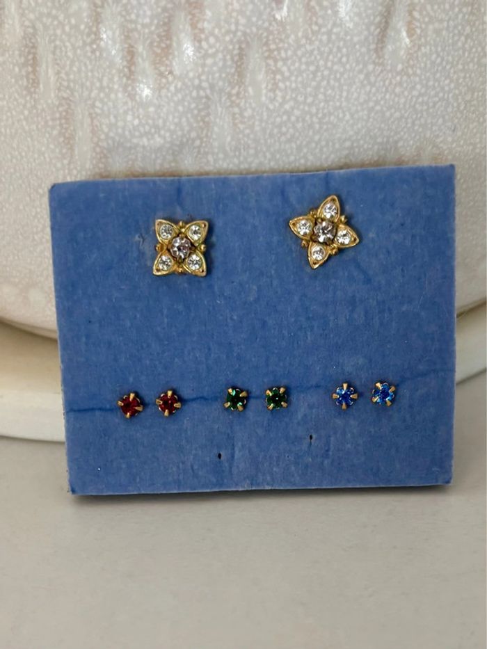 Lot de boucles d’oreilles dorées fantaisie – Strass colorés & étoiles