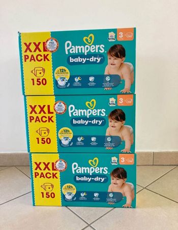 4 gros cartons Couches Pampers taille 3