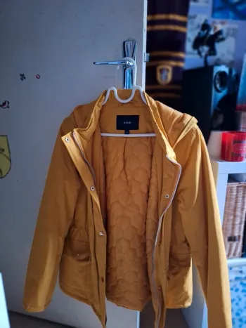 Manteau a capuche jaune