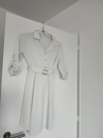 Robe blanche avec ceinture