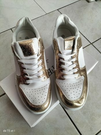 Baskets compensées or et blanche taille 39