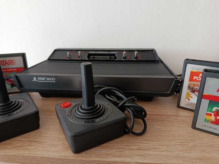 Console vintage Atari 2600 avec manettes et jeux - photo numéro 5