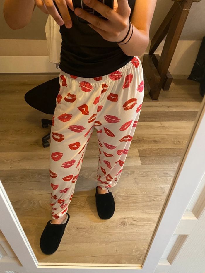 pantalon de pyjama large. À dessins bisous rouge et rose. - photo numéro 2