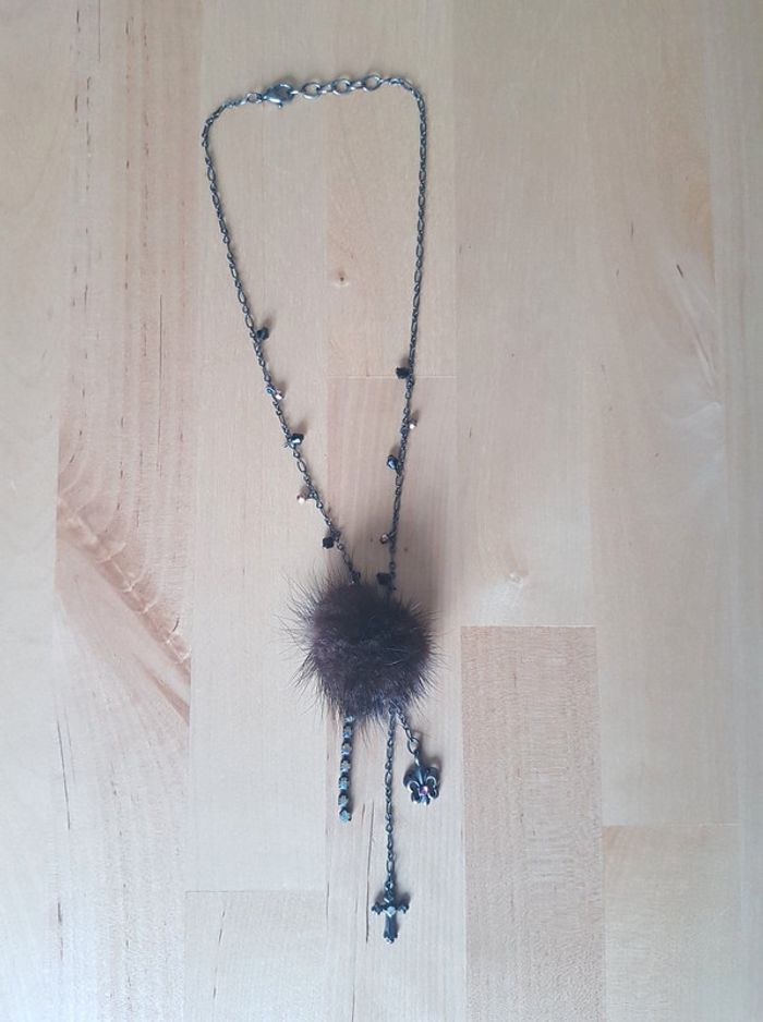 Collier ras de cou pendentif ponpon fourrure strass croix et fleur de lys Morgan