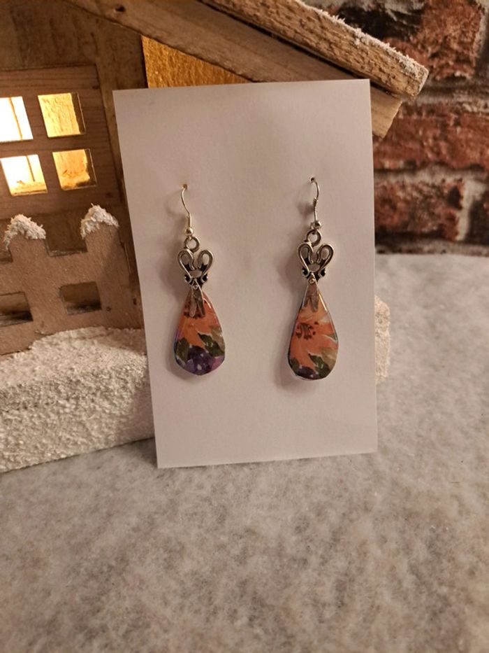 Boucles d'oreilles pendante en résine florale et argenté - photo numéro 6