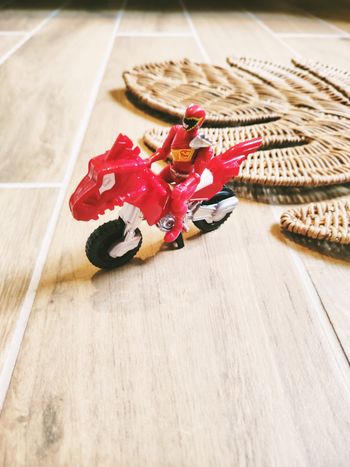 🛵 Power rangers dino charge figurine  ranger rouge avec sa moto marque bandai