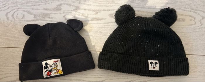 Lot 2 bonnets