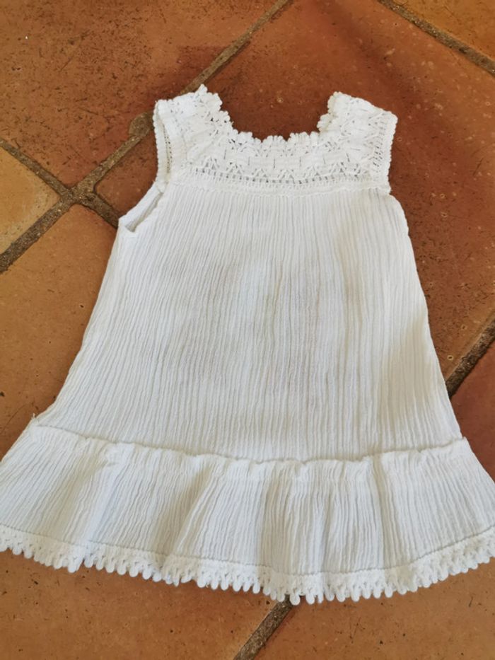 Robe blanche brodée de fleurs rouges - photo numéro 5