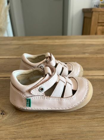 Chaussures en cuir rose Kickers