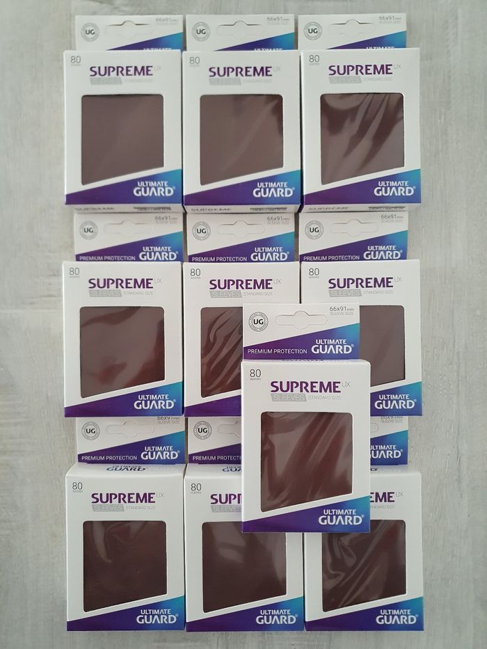 Lot de 10 paquets de 80 sleeves Ultimate Guard Supreme Marron