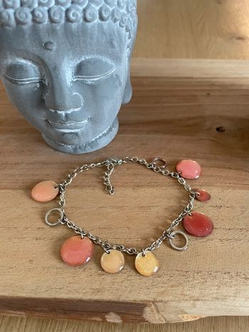 Bracelet argenté et breloques