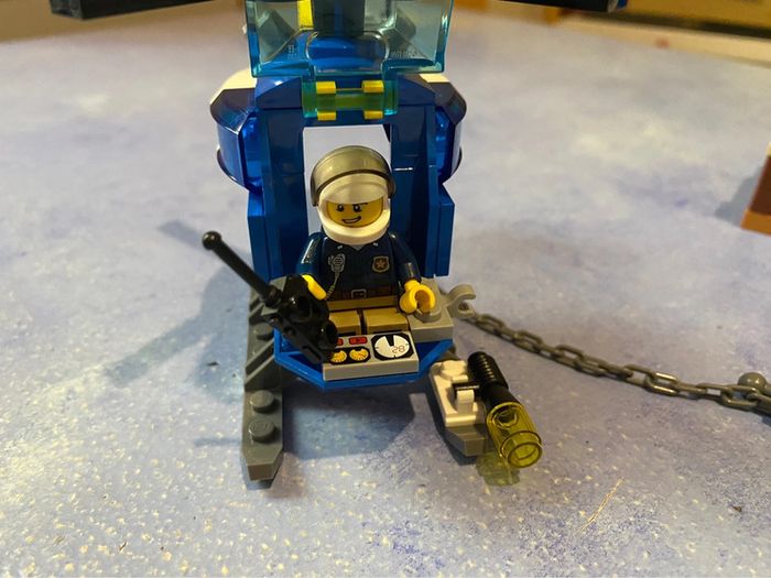 Lego junior city 10751 La course-poursuite à la montagne - photo numéro 8