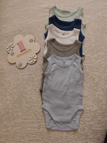 Lot 5 bodies sans manches jamais utilisés