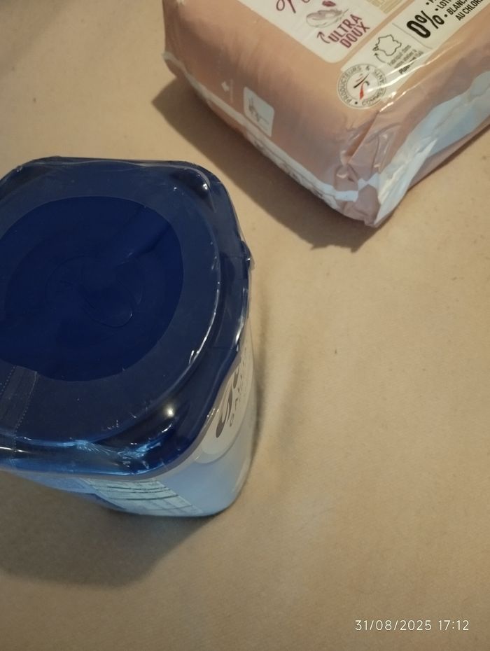 lot boîtes de lait et couche pommettei - photo numéro 2