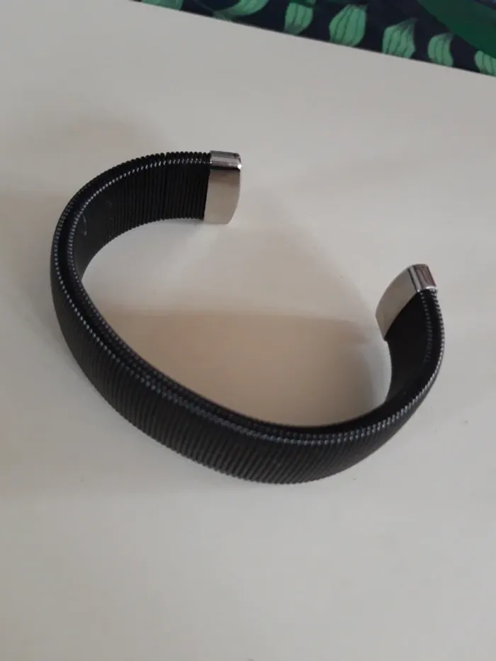 Très joli bracelet rigide noir et argenté