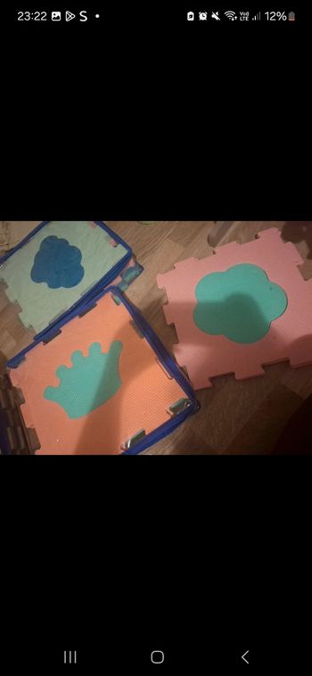 Lot de 18 dalles puzzle en mousse pour enfant avec motifs.