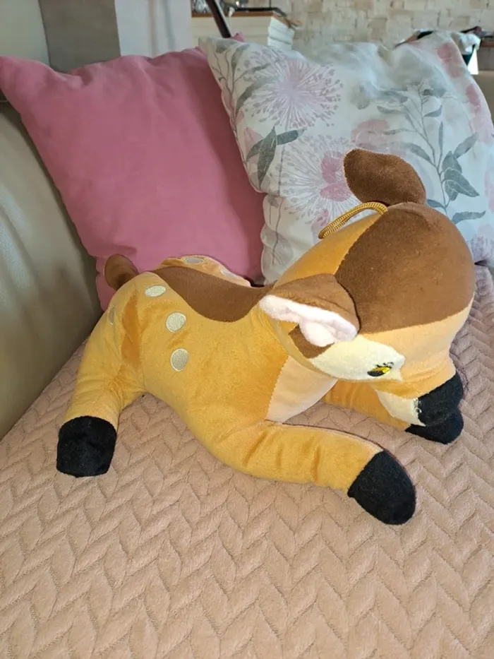 Peluche bambi faon comme neuve voir taille vers coussins