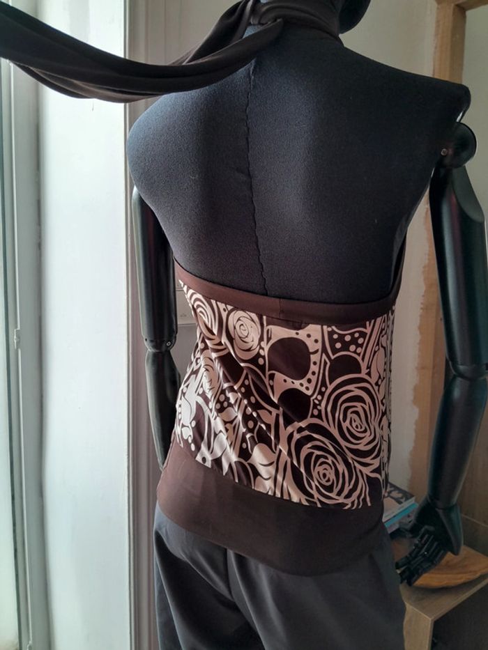 Top moulant dos nu avec noeud au cou motif fleurs marron et blanc col montant - photo numéro 6