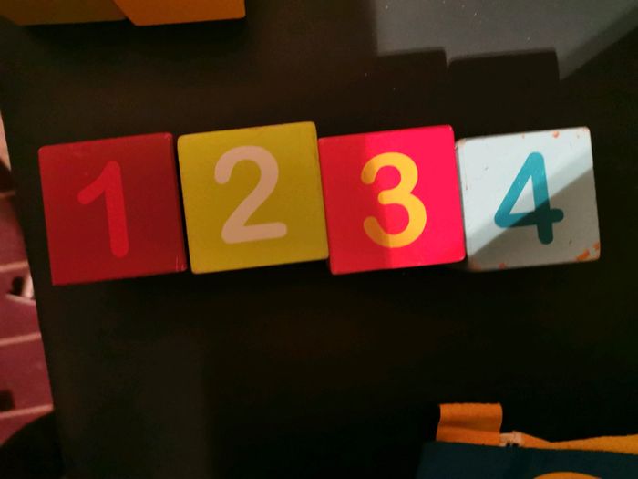 4 cubes en bois réversible