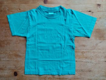 🌿 Tee-shirt Vert à Manches Courtes – Basique – Taille 5 Ans 🌿