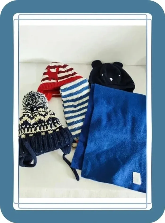 Lot de 3 bonnets 41cm  et 2 écharpes, bon état