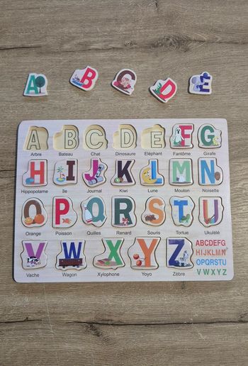 Puzzle alphabet à encastrer en bois