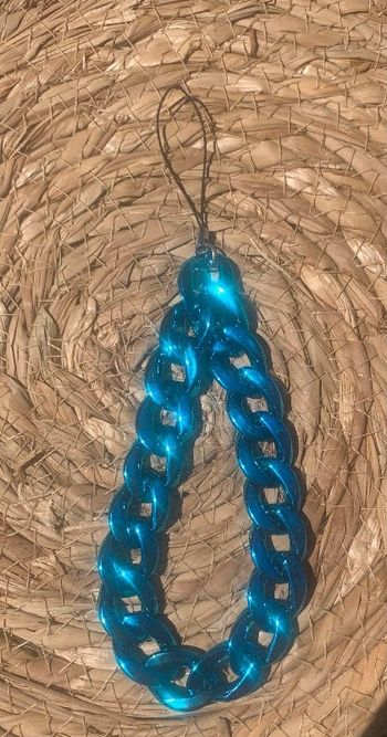 Bijou de portable en maillons colorés