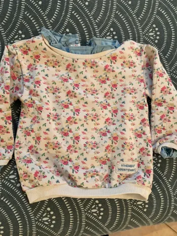Pull tape à l’œil fleuris avec effet sur chemise taille 36 mois