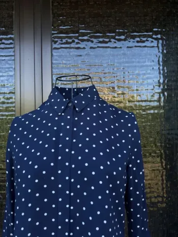 Chemise bleue à poids blancs