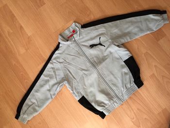 Belle veste de jogging Puma grise et noire T. 6 ans/116 cm TBE