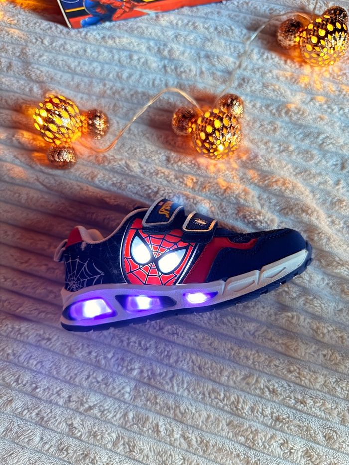 Basket Spiderman lumineux intense