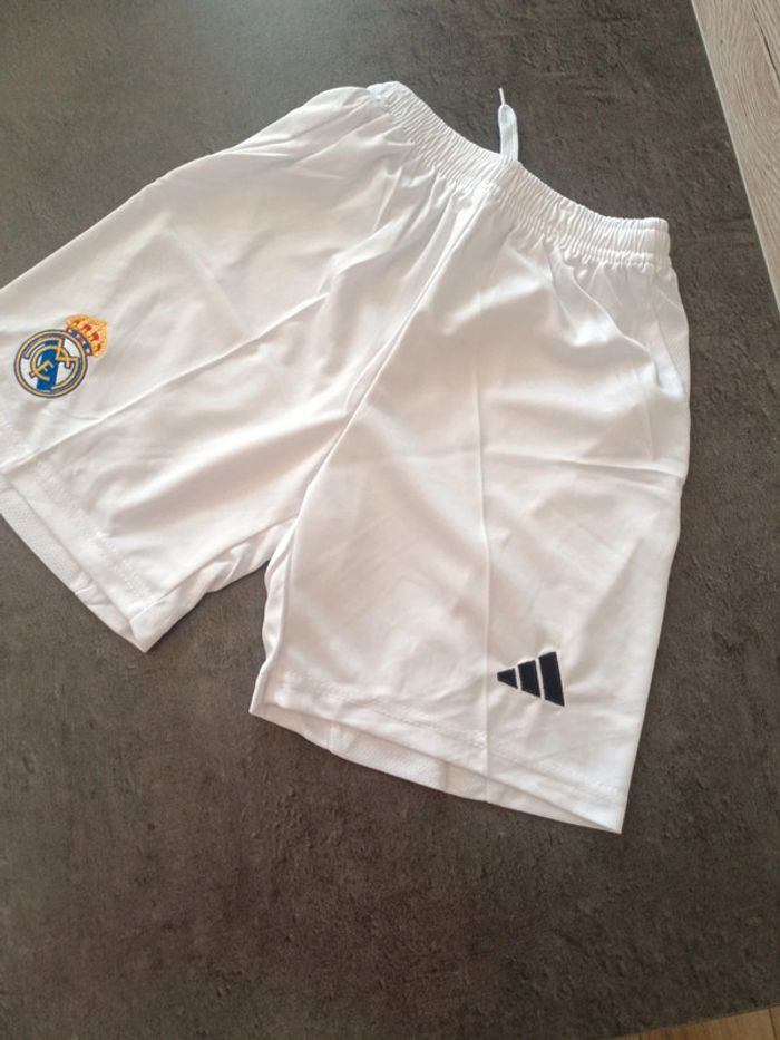 Tenue foot Real Madrid blanc. T.22 - photo numéro 3