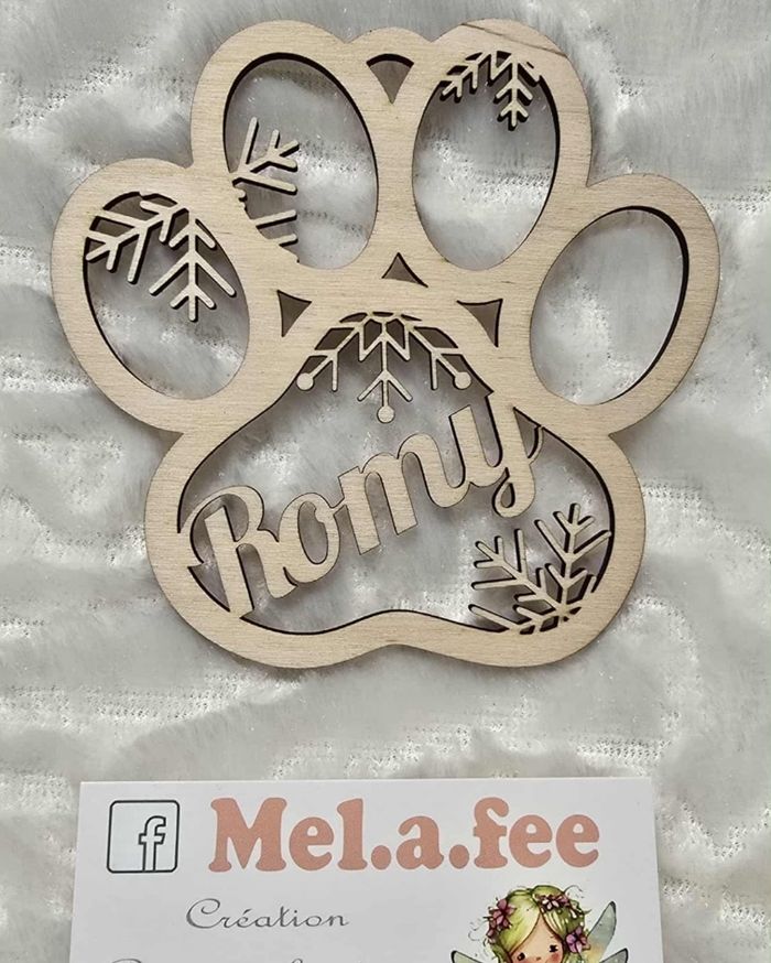 Boule de noel en bois patte de chien avec nom