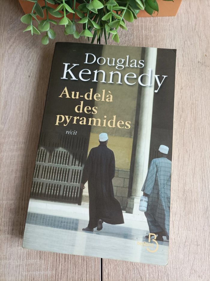 Livre Au-delà des pyramides Douglas Kennedy