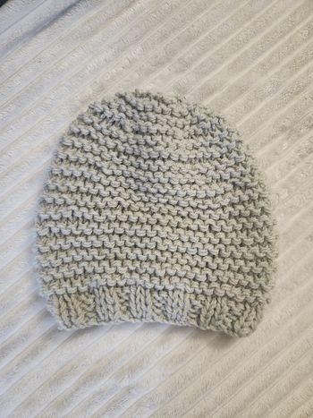 Bonnet femme gris clair – Tricoté main – Très bon état