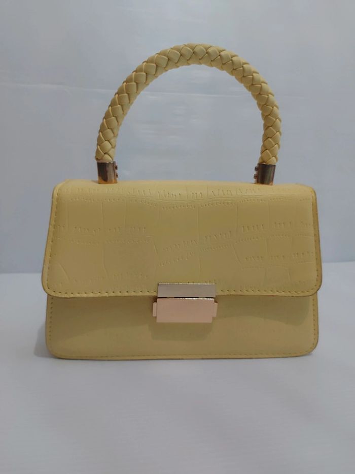 Sac à main jaune clair très peu servi dimensions en photos - photo numéro 2