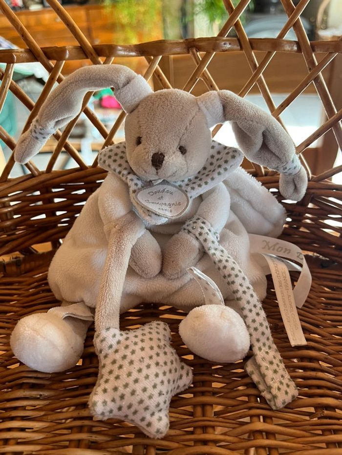 Doudou lapin attache tétines