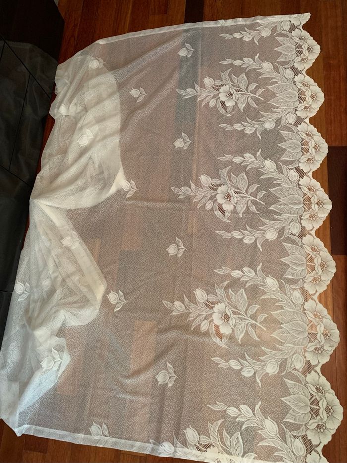 Beau rideau fleuri blanc