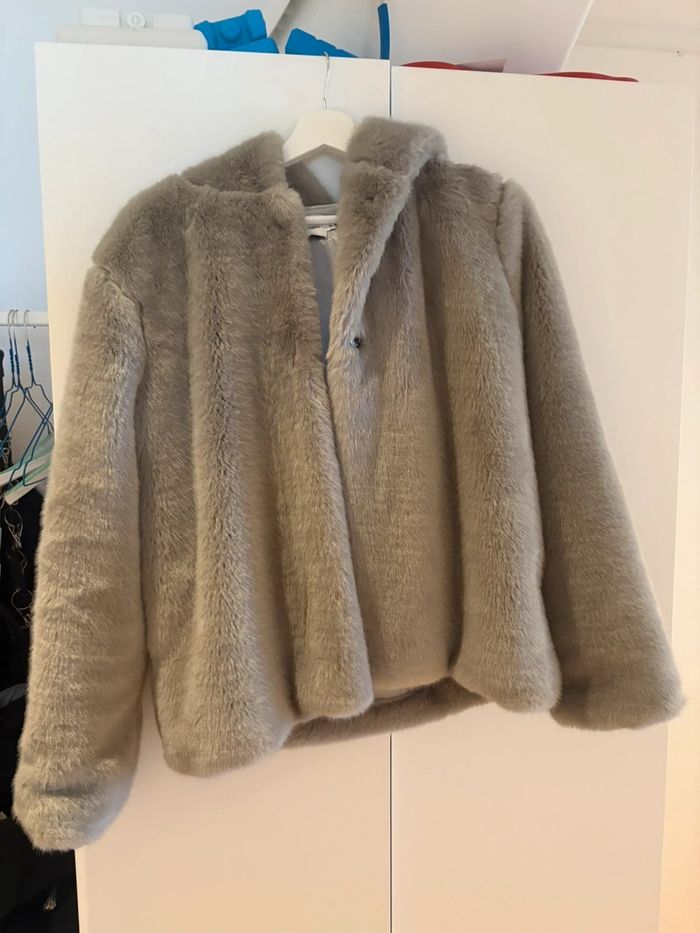 Veste en fausse fourrure grise