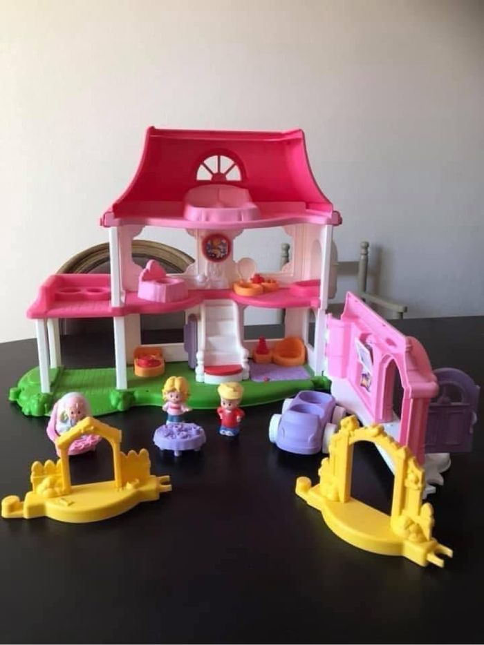 Maison little people  Parfait état  Fournie avec 2 rallonges de maison  Une voiture 3 personnages une chaise bébé et une table - photo numéro 2