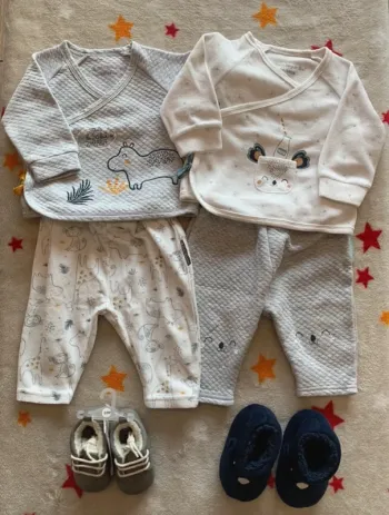 Lot ensembles Petit Béguin bio + chaussons Blanc et Gris 6M