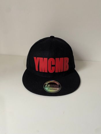 Casquette SnapBack YMCMB noire et rouge
