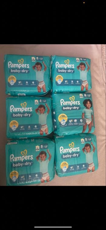Six paquets de couches Pampers taille 8