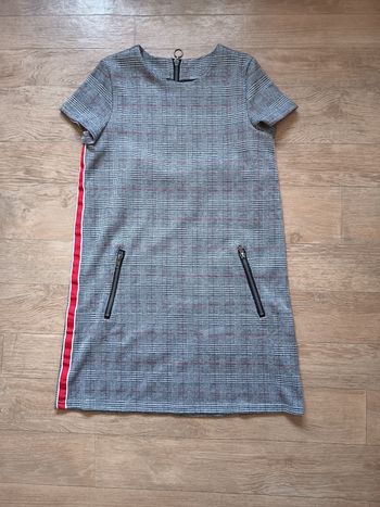 Robe grise, motif de Galles, Jennifer 