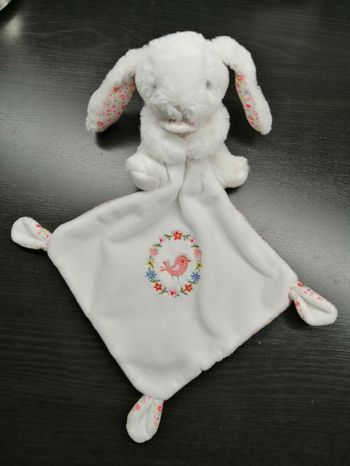 Doudou LAPIN fourrure velours blanc et motif fleurs
Avec mouchoir tout doux brodé fleurs et oiseau