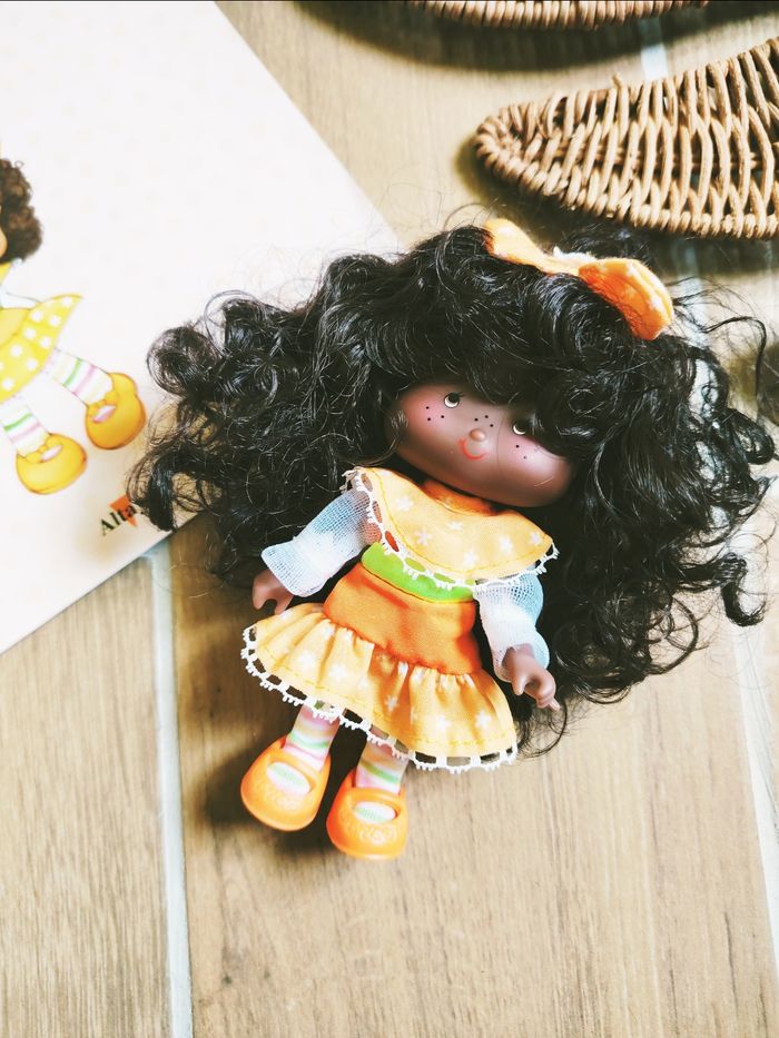 🍓Poupée Charlotte aux fraises n°30 Baba Orange Berrykin avec son livret fascicule collection Altaya - photo numéro 2