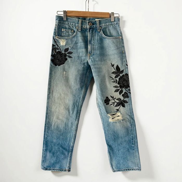 Jean bleu broderies florales noires • Blue jeans with black floral embroidery Rag&Bone Taille 34