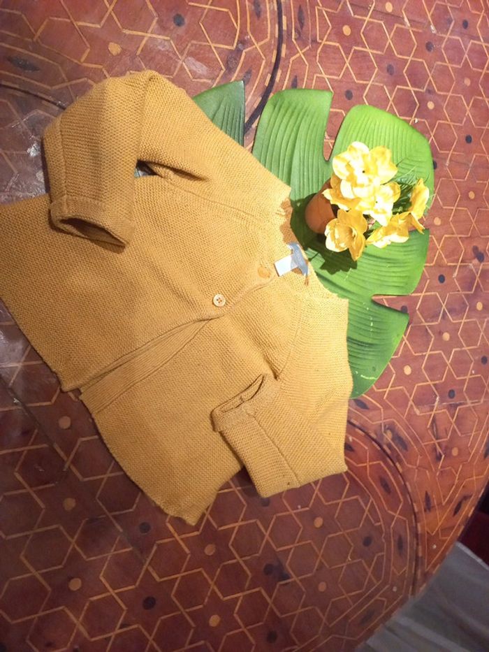 Très beau gilet ocre 23 mois création en France - photo numéro 2