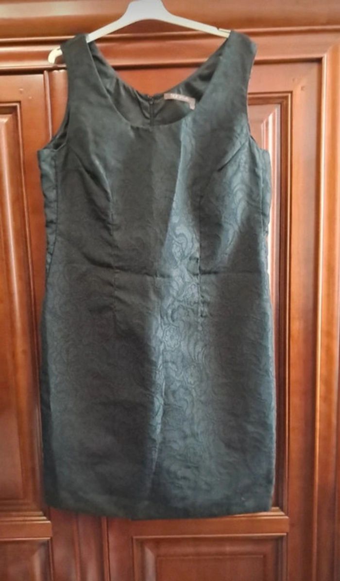 Robe noire avec motifs relief TBE Taille 40 - photo numéro 2